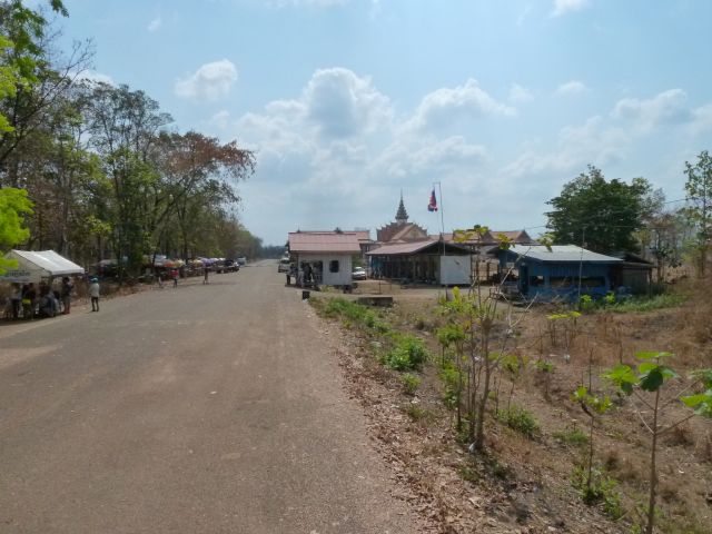 Bescheidenes Zollhaus auf kambodschanischer Seite.
